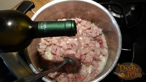 salsiccia-cipolla-soffritta-sfumata-con-vino