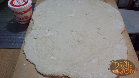 tortano-napoletano-con-lievito-di-birra-impasto-steso