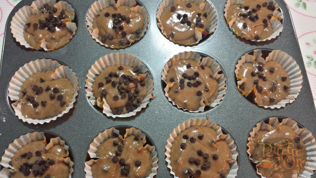 muffin-doppio-cioccolato-nei-pirottini-con-gocce-di-cioccolato