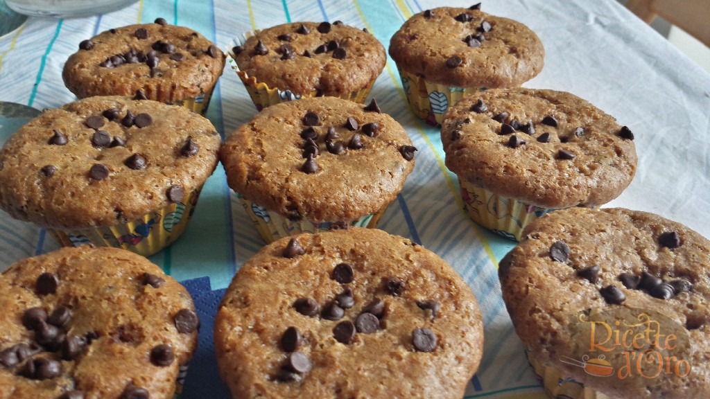 muffin-doppio-cioccolato-nei-pirottini-con-gocce-di-cioccolato-sfornati