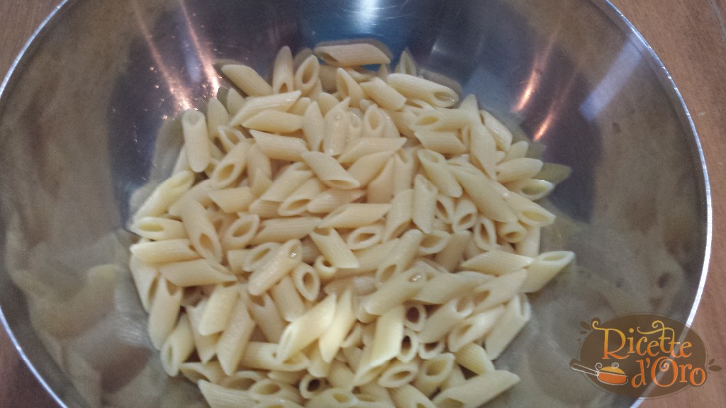 insalata di pasta con pesto pollo e pomodorini