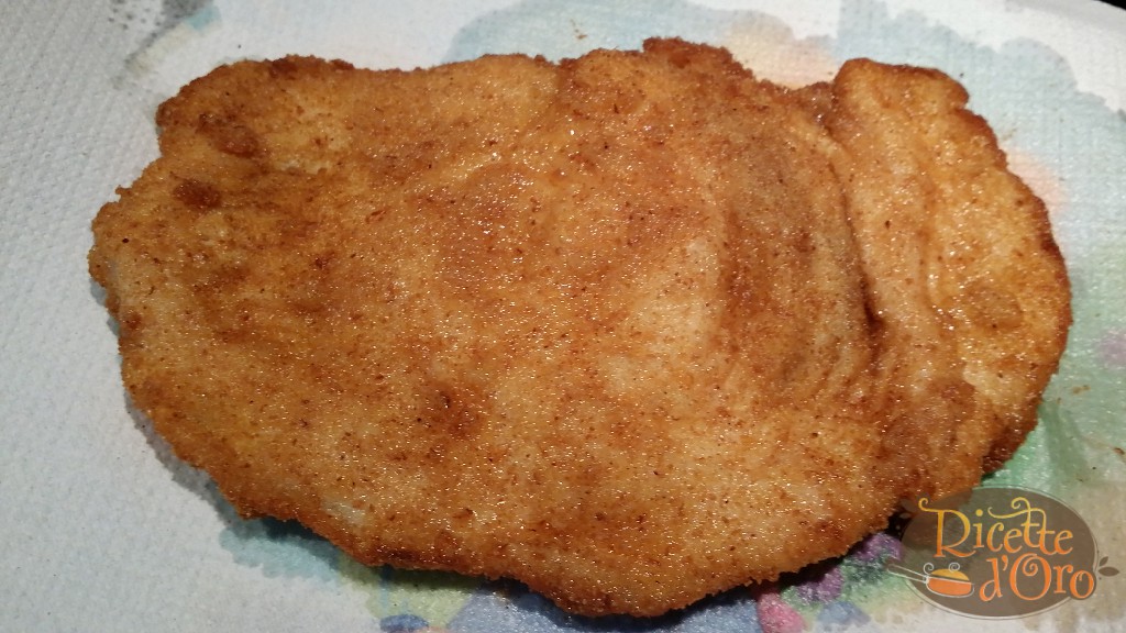 asciugare-cotoletta-di-pollo-carta-assorbente