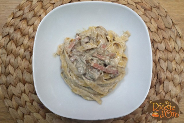 tagliatelle-panna-funghi-speck