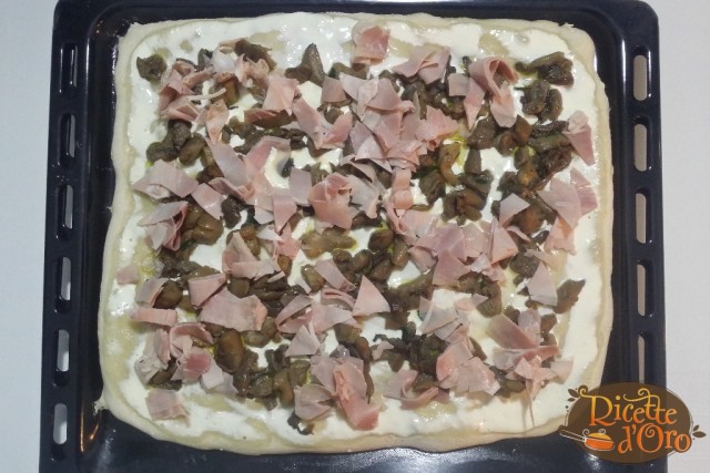 Pizza-bianca-Prosciutto-Cotto-Funghi-Panna03