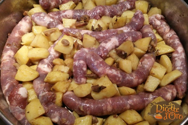 Salsicce-patate-e-funghi-al-forno