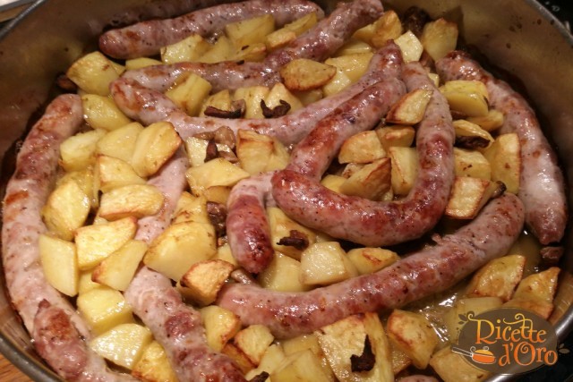 Salsicce-patate-e-funghi-al-forno04