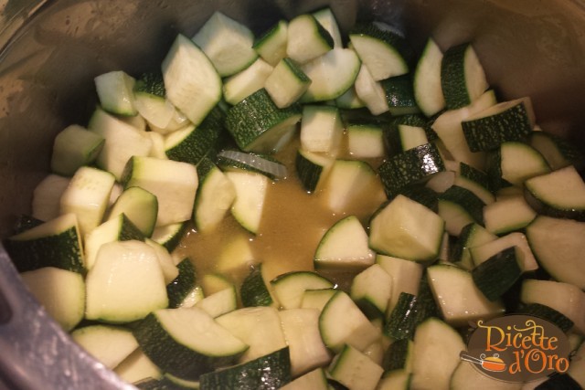 vellutata-zucchine-gamberi-brodo-dado