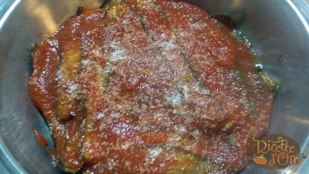 Parmigiana-di-zucchine-sugo