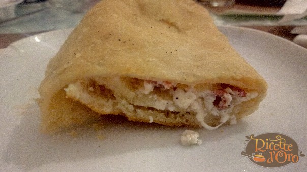 Pizza Fritta Salame e Ricotta