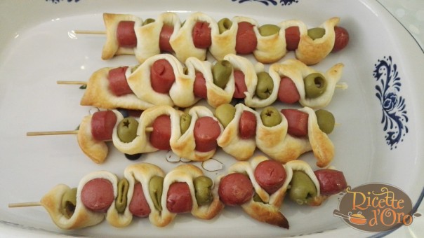 Antipasti Di Natale Wurstel.Spiedini Di Pasta Sfoglia Con Wurstel E Olive Ricette D Oro